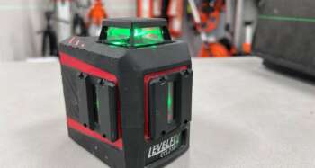 Refurbished Levelfix CCL210G groenlicht multilijnsprojectie laser De Levelfix CCL210G is een groen licht multi lijnlaser met fijninstelling en projecteert een rode horizontale 180° lijn en 2 verticale lijnen onder 90°. Nauwkeurigheid ±0.3 mm/m Bereik ± 20m (tot 60m met ontvanger) groenlicht laserklasse 2 Bijzonderheden: Gebruikssporen op laser en tas voor levering wordt het apparaat voorzien van een nieuwe keuring en certificaat. Er zit 3 maanden garantie op het instrument. Dit instrument wordt geleverd in een tas, lader, accu en magnetische wandklem.