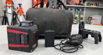 Refurbished Levelfix CCL210G groenlicht multilijnsprojectie laser De Levelfix CCL210G is een groen licht multi lijnlaser met fijninstelling en projecteert een rode horizontale 180° lijn en 2 verticale lijnen onder 90°. Nauwkeurigheid ±0.3 mm/m Bereik ± 20m (tot 60m met ontvanger) groenlicht laserklasse 2 Bijzonderheden: Gebruikssporen op laser en tas voor levering wordt het apparaat voorzien van een nieuwe keuring en certificaat. Er zit 3 maanden garantie op het instrument. Dit instrument wordt geleverd in een tas, lader, accu en magnetische wandklem.