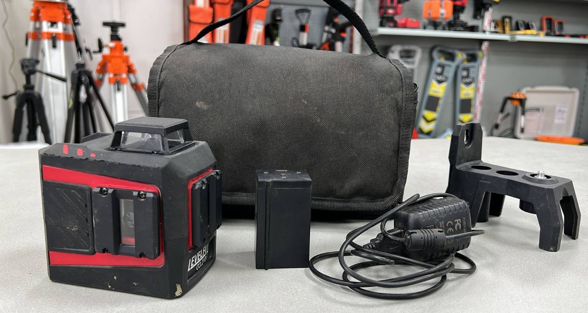 Refurbished Levelfix CCL210G groenlicht multilijnsprojectie laser De Levelfix CCL210G is een groen licht multi lijnlaser met fijninstelling en projecteert een rode horizontale 180° lijn en 2 verticale lijnen onder 90°. Nauwkeurigheid ±0.3 mm/m Bereik ± 20m (tot 60m met ontvanger) groenlicht laserklasse 2 Bijzonderheden: Gebruikssporen op laser en tas voor levering wordt het apparaat voorzien van een nieuwe keuring en certificaat. Er zit 3 maanden garantie op het instrument. Dit instrument wordt geleverd in een tas, lader, accu en magnetische wandklem.