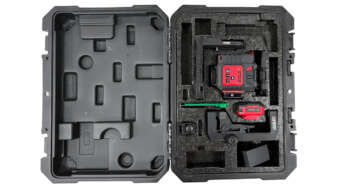 Overzicht van de LevelFix CCL284G 4D lijnlaser en accessoires in de open koffer.