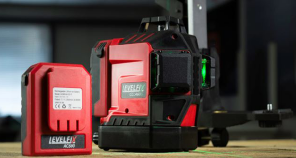 LevelFix CCL460G 3D lijnlaser op een bouwplaats, met een extra Li-ion accu voor continue werktijd.