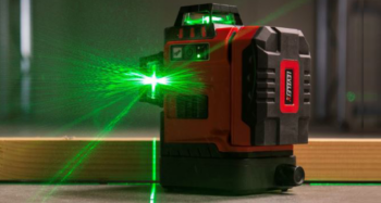 Close-up van de LevelFix CCL460G met de drie krachtige groene laserlijnen die uit de cones projecteren.