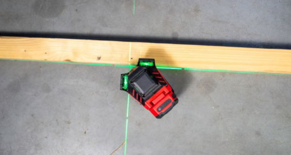 LevelFix CCL460G 3D lijnlaser in gebruik op de vloer met drie heldere groene 360-graden laserlijnen.