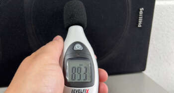 LEvelfix GM100 Professionele digitale geluidsniveaumeter Makkelijk en snel meten of geluidsniveau binnen de normen valt? Dat kan met de Levelfix GM100 geluidsmeter. Ook maak je met dit meetinstrument het effect van isolatiemateriaal zichtbaar. Met een druk op de knop meet je geluidsniveau van 35 – 130 dB met een nauwkeurigheid van ongeveer 3,5 dB. De GM100 geeft de min/max waarde weer op het heldere display. Doordat de GM100 en 1/4" statief aansluiting heeft is meten voor langere tijd op dezelfde locatie mogelijk om zo een goede min. en max. meetwaarde te meten. Handig voor verschillende omstandigheden, zoals:  In een werkomgeving: om te bepalen of de normen voor arbeidsomstandigheden niet worden overschreden;  In een woonomgeving: om te meten of er overlast is door wegen, spoorlijnen, industrie en luchtvaart;  In de horeca: om hinder door geluidsoverlast voor je omgeving te voorkomen;  Bij evenementen: om hinder voor de omgeving of gehoorschade bij het publiek te voorkomen;  In de bouw: om de akoestiek of het effect van isolatie te meten.  De Levelfix GM100 geluidsniveaumeter wordt geleverd in handige, stevige tas. 