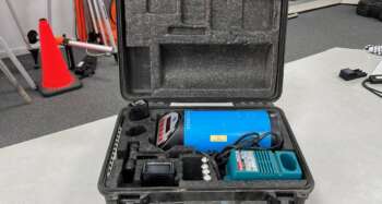 Refurbished Mikrofyn MLP 120 rioollaserset Goed werkende Mikrofyn MLP 120 rioollaser. In gebruikte staat, optisch als mechanisch redelijk. Roodlicht Bouwlaser Werkbereik: 200 m Nivelleernauwkeurigheid: ± 0,5 mm/10m Afschot bereik -10 % to +25 % Stof- en spatwaterbescherming: IP X8 Elektrische voeding: Accupack Gebruiksduur: 20 h met accu Statiefschroefdraad: - Projectie: Rioollaser Bijzonderheden: - Voor levering wordt het apparaat voorzien van een nieuwe keuring en certificaat. Er zit 3 maanden garantie op het instrument. Dit instrument wordt geleverd in een koffer met 2x accu, lader, afstandsbediening, 3 soorten opstelpootjes en doelschijf.