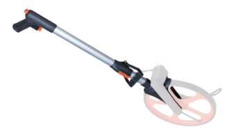 oepassing: Geschikt voor het Nedo meetwiel Professional – een favoriet onder professionals in de bouw, grond- en wegwerkzaamheden, en landmeting. De stang zorgt voor een stabiele verbinding tussen gebruiker en meetwiel, wat cruciaal is voor nauwkeurige metingen over lange afstanden. Kenmerken: Origineel Nedo onderdeel voor model 703112 2-delig ontwerp met snelvergrendeling Compleet met ergonomisch kunststof handvat Gemaakt van sterk, lichtgewicht aluminium Eenvoudig te (de)monteren – ideaal voor transport Corrosiebestendig en geschikt voor intensief buitengebruik Compact en praktisch Dankzij het tweedelige ontwerp is de stang eenvoudig in te klappen en mee te nemen. Dit maakt het meetwiel handzamer en beter te vervoeren zonder in te boeten op stabiliteit of gebruiksgemak. Het vergrendelsysteem zorgt voor een stevige en veilige verbinding tussen de delen tijdens gebruik. Ergonomisch handvat voor langdurig comfort Het meegeleverde handvat is ergonomisch gevormd en biedt uitstekende grip, zelfs bij vochtige of koude omstandigheden. Hierdoor werk je comfortabel en nauwkeurig, ook bij lange meetsessies. Waarom kiezen voor een origineel Nedo onderdeel? 100% compatibel met Nedo Professional 703112 Behoud van meetprecisie en stabiliteit Robuust, onderhoudsvrij en ontworpen voor langdurig gebruik Geen risico op verkeerde passing of defecten