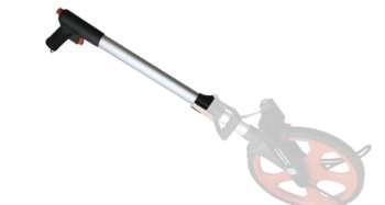 Toepassing: Deze stang is specifiek ontworpen voor het Nedo meetwiel Professional, een instrument dat veel gebruikt wordt in de bouw, grond-, weg- en waterbouw, en bij landmetingen. De stang vormt het verbindende element tussen gebruiker en wiel, en is van groot belang voor stabiele, nauwkeurige metingen. Belangrijkste kenmerken: Origineel Nedo onderdeel (703112) Compatibel met Nedo Professional meetwielen Ergonomisch kunststof handvat voor comfortabel gebruik Gemaakt van stevig en lichtgewicht aluminium Corrosiebestendig en geschikt voor intensief buitengebruik Eenvoudige vervanging zonder gereedschap Ergonomie en duurzaamheid in één Het handvat is ergonomisch vormgegeven en zorgt voor een stevige, comfortabele grip. Dit voorkomt vermoeidheid bij langdurige werkzaamheden en helpt bij het nauwkeurig volgen van de meetlijn. De aluminium stang is licht, maar bestand tegen schokken, buigen en roest – ideaal voor dagelijks professioneel gebruik. Waarom kiezen voor origineel? Originele onderdelen van Nedo garanderen de hoogste compatibiliteit en kwaliteit. In tegenstelling tot universele of namaakonderdelen weet je zeker dat dit product perfect past en functioneert zoals het hoort – zonder concessies aan meetnauwkeurigheid of gebruiksgemak. Specificaties: Artikelnummer: 060041 Serie: Nedo Professional Materiaal: Aluminium stang, kunststof handvat Kleur: Zilver met zwart handvat Lengte: 45 cm Gewicht: Lichtgewicht ontwerp voor mobiel gebruik Direct leverbaar uit voorraad