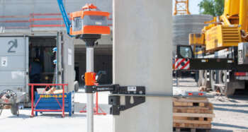 Nedo Fix-it Dankzij het doordachte design van de Fix-it universele klem kan een rotatielaser stevig aan diverse onderdelen van gebouwen of constructie elementen op de bouwplaats worden bevestigd. Dit zorgt voor een hoge mate van stabiliteit van de rotatielaser. De Fix-it kan door middel van een schroefklem of ankerstaaf aan kolommen, muren, muurlijsten of muurbekistingen worden bevestigd, aan stempels of liggers worden vastgeschroefd of met een spanband aan kolommen, liggers of stijlen worden vastgesjord. De beweeglijke vleugels zorgen voor een goede steun op vlakke ondergronden of bij overhoeks gebruik bij de bevestiging op kolommen en liggers. Ook op ronde stempels kan de universele klem Fix-it dankzij de geïntegreerde prismavormige houder stevig worden vastgezet. De bevestigingsmogelijkheden zijn nagenoeg onbeperkt. De Fix-it beschikt over een robuust statiefplateau van aluminium met 5/8“ aansluitschroefdraad voor het vasthouden van een rotatielaser. Net als bij een verstelbaar statief kan de werkhoogte van de rotatielaser gemakkelijk met behulp van een stelbuis met indirecte krukaandrijving worden ingesteld. Aan de onderkant van de stelbuis bevindt zich een 5/8“ binnendraad voor de bevestiging van de Nedo laserhouder bestelnr. 660131 voor het vlak boven de vloer gebruiken van een rotatielaser. Nedo Fix-it is de nieuwe universele klem voor alle rotatielasers in de burgerlijke en utiliteitsbouw. Veilig, intuïtief en robuust. Onderdelen Van elk Nedo statief zijn bijna alle onderdelen los te krijgen, klik hier voor een overzicht van de onderdelen voor dit statief. Staat het benodigde onderdeel er niet tussen?  Neem dan contact met ons op. Onderdelen van Nedo zijn verkrijgbaar, doordat in tegenstelling tot andere statief leveranciers, de Nedo statieven geproduceerd worden in Duitsland en Zwitserland in plaats van in China.