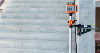 Nedo Fix-it Dankzij het doordachte design van de Fix-it universele klem kan een rotatielaser stevig aan diverse onderdelen van gebouwen of constructie elementen op de bouwplaats worden bevestigd. Dit zorgt voor een hoge mate van stabiliteit van de rotatielaser. De Fix-it kan door middel van een schroefklem of ankerstaaf aan kolommen, muren, muurlijsten of muurbekistingen worden bevestigd, aan stempels of liggers worden vastgeschroefd of met een spanband aan kolommen, liggers of stijlen worden vastgesjord. De beweeglijke vleugels zorgen voor een goede steun op vlakke ondergronden of bij overhoeks gebruik bij de bevestiging op kolommen en liggers. Ook op ronde stempels kan de universele klem Fix-it dankzij de geïntegreerde prismavormige houder stevig worden vastgezet. De bevestigingsmogelijkheden zijn nagenoeg onbeperkt. De Fix-it beschikt over een robuust statiefplateau van aluminium met 5/8“ aansluitschroefdraad voor het vasthouden van een rotatielaser. Net als bij een verstelbaar statief kan de werkhoogte van de rotatielaser gemakkelijk met behulp van een stelbuis met indirecte krukaandrijving worden ingesteld. Aan de onderkant van de stelbuis bevindt zich een 5/8“ binnendraad voor de bevestiging van de Nedo laserhouder bestelnr. 660131 voor het vlak boven de vloer gebruiken van een rotatielaser. Nedo Fix-it is de nieuwe universele klem voor alle rotatielasers in de burgerlijke en utiliteitsbouw. Veilig, intuïtief en robuust. Onderdelen Van elk Nedo statief zijn bijna alle onderdelen los te krijgen, klik hier voor een overzicht van de onderdelen voor dit statief. Staat het benodigde onderdeel er niet tussen?  Neem dan contact met ons op. Onderdelen van Nedo zijn verkrijgbaar, doordat in tegenstelling tot andere statief leveranciers, de Nedo statieven geproduceerd worden in Duitsland en Zwitserland in plaats van in China.