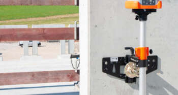 Nedo Fix-it Dankzij het doordachte design van de Fix-it universele klem kan een rotatielaser stevig aan diverse onderdelen van gebouwen of constructie elementen op de bouwplaats worden bevestigd. Dit zorgt voor een hoge mate van stabiliteit van de rotatielaser. De Fix-it kan door middel van een schroefklem of ankerstaaf aan kolommen, muren, muurlijsten of muurbekistingen worden bevestigd, aan stempels of liggers worden vastgeschroefd of met een spanband aan kolommen, liggers of stijlen worden vastgesjord. De beweeglijke vleugels zorgen voor een goede steun op vlakke ondergronden of bij overhoeks gebruik bij de bevestiging op kolommen en liggers. Ook op ronde stempels kan de universele klem Fix-it dankzij de geïntegreerde prismavormige houder stevig worden vastgezet. De bevestigingsmogelijkheden zijn nagenoeg onbeperkt. De Fix-it beschikt over een robuust statiefplateau van aluminium met 5/8“ aansluitschroefdraad voor het vasthouden van een rotatielaser. Net als bij een verstelbaar statief kan de werkhoogte van de rotatielaser gemakkelijk met behulp van een stelbuis met indirecte krukaandrijving worden ingesteld. Aan de onderkant van de stelbuis bevindt zich een 5/8“ binnendraad voor de bevestiging van de Nedo laserhouder bestelnr. 660131 voor het vlak boven de vloer gebruiken van een rotatielaser. Nedo Fix-it is de nieuwe universele klem voor alle rotatielasers in de burgerlijke en utiliteitsbouw. Veilig, intuïtief en robuust. Onderdelen Van elk Nedo statief zijn bijna alle onderdelen los te krijgen, klik hier voor een overzicht van de onderdelen voor dit statief. Staat het benodigde onderdeel er niet tussen?  Neem dan contact met ons op. Onderdelen van Nedo zijn verkrijgbaar, doordat in tegenstelling tot andere statief leveranciers, de Nedo statieven geproduceerd worden in Duitsland en Zwitserland in plaats van in China.