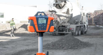 Grondverzet met Nedo Primus 3 H2N dubbel afschotlaser voor hellingbaan