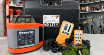 Nedo Sirius1 HVG Groenlicht horizontaal- verticaal afbouwlaser Gebruikte Sirius1 HV groenlichtlaser met ontvanger, afstandsbediening, lader en koffer. Zowel optisch als mechanisch in goede staat. Klik hier voor de brochure Werkbereik: 300 m met ontvanger Nivelleernauwkeurigheid: ± 1 mm/10m Zelfnivelleerbereik: ± 8% (± 5°) Nivelleertijd: 4 s Stof- en spatwaterbescherming: IP 66 Elektrische voeding: Accupack Gebruiksduur: 40 h met accu Statiefschroefdraad: 5/8" Projectie: horizontaal Bijzonderheden: geen Voor levering wordt het apparaat voorzien van een nieuwe keuring en certificaat. Er zit 6 maanden garantie op het instrument.