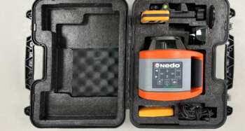 Nedo Sirius1 HVG Groenlicht horizontaal- verticaal afbouwlaser Gebruikte Sirius1 HV groenlichtlaser met ontvanger, afstandsbediening, lader en koffer. Zowel optisch als mechanisch in goede staat. Klik hier voor de brochure Werkbereik: 300 m met ontvanger Nivelleernauwkeurigheid: ± 1 mm/10m Zelfnivelleerbereik: ± 8% (± 5°) Nivelleertijd: 4 s Stof- en spatwaterbescherming: IP 66 Elektrische voeding: Accupack Gebruiksduur: 40 h met accu Statiefschroefdraad: 5/8" Projectie: horizontaal Bijzonderheden: geen Voor levering wordt het apparaat voorzien van een nieuwe keuring en certificaat. Er zit 6 maanden garantie op het instrument. Nedo Sirius1 HVG Groenlicht horizontaal- verticaal afbouwlaser Gebruikte Sirius1 HV groenlichtlaser met ontvanger, afstandsbediening, lader en koffer. Zowel optisch als mechanisch in goede staat. Klik hier voor de brochure Werkbereik: 300 m met ontvanger Nivelleernauwkeurigheid: ± 1 mm/10m Zelfnivelleerbereik: ± 8% (± 5°) Nivelleertijd: 4 s Stof- en spatwaterbescherming: IP 66 Elektrische voeding: Accupack Gebruiksduur: 40 h met accu Statiefschroefdraad: 5/8" Projectie: horizontaal Bijzonderheden: geen Voor levering wordt het apparaat voorzien van een nieuwe keuring en certificaat. Er zit 6 maanden garantie op het instrument.