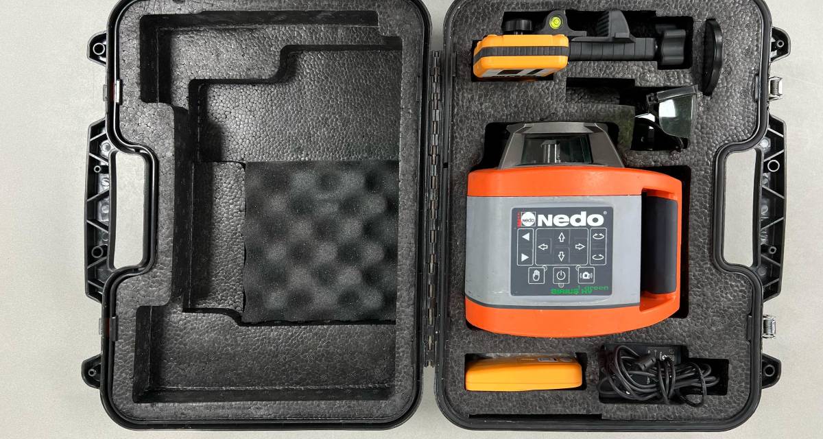 Nedo Sirius1 HVG Groenlicht horizontaal- verticaal afbouwlaser Gebruikte Sirius1 HV groenlichtlaser met ontvanger, afstandsbediening, lader en koffer. Zowel optisch als mechanisch in goede staat. Klik hier voor de brochure Werkbereik: 300 m met ontvanger Nivelleernauwkeurigheid: ± 1 mm/10m Zelfnivelleerbereik: ± 8% (± 5°) Nivelleertijd: 4 s Stof- en spatwaterbescherming: IP 66 Elektrische voeding: Accupack Gebruiksduur: 40 h met accu Statiefschroefdraad: 5/8" Projectie: horizontaal Bijzonderheden: geen Voor levering wordt het apparaat voorzien van een nieuwe keuring en certificaat. Er zit 6 maanden garantie op het instrument. Nedo Sirius1 HVG Groenlicht horizontaal- verticaal afbouwlaser Gebruikte Sirius1 HV groenlichtlaser met ontvanger, afstandsbediening, lader en koffer. Zowel optisch als mechanisch in goede staat. Klik hier voor de brochure Werkbereik: 300 m met ontvanger Nivelleernauwkeurigheid: ± 1 mm/10m Zelfnivelleerbereik: ± 8% (± 5°) Nivelleertijd: 4 s Stof- en spatwaterbescherming: IP 66 Elektrische voeding: Accupack Gebruiksduur: 40 h met accu Statiefschroefdraad: 5/8" Projectie: horizontaal Bijzonderheden: geen Voor levering wordt het apparaat voorzien van een nieuwe keuring en certificaat. Er zit 6 maanden garantie op het instrument.