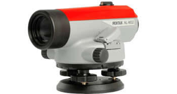 Pentax AL-M32 automatisch waterpasinstrument, frontaal weergegeven met focus op de 45mm lens.