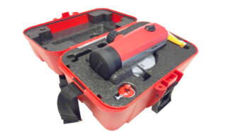 De complete Pentax AL-M32 set in de stevige, beschermende draagkoffer met accessoires.