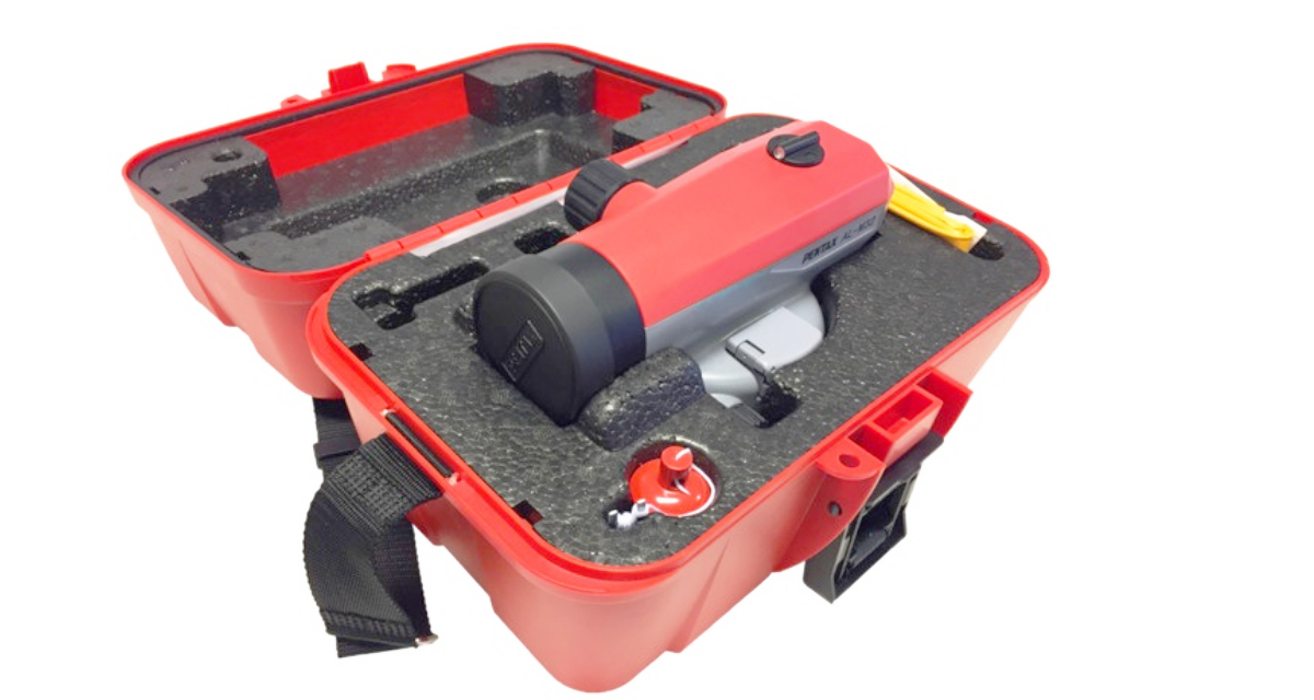 De complete Pentax AL-M32 set in de stevige, beschermende draagkoffer met accessoires.