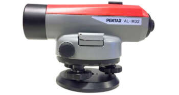 Zijaanzicht van de Pentax AL-M32 met zicht op de eindeloze horizontale fijnregeling en stelknoppen