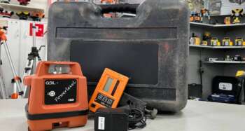 Refurbished QBL Powerlevel Goed werkende QBL Powerlevel met oplaadbare QL314 ontvanger. Zowel optisch als mechanisch in goede staat. Roodlicht Bouwlaser Werkbereik: 250 m met ontvanger Nivelleernauwkeurigheid: ± 1,0 mm/10m Stof- en spatwaterbescherming: IP 65 Elektrische voeding: Accupack Gebruiksduur: 70 h met accu Statiefschroefdraad: 5/8″ Projectie: Horizontaal Bijzonderheden: - Ontvanger is voorzien van een nieuwe accu, accu's laser zijn van 2022 Voor levering wordt het apparaat voorzien van een nieuwe keuring en certificaat. Er zit 6 maanden garantie op het instrument. Dit instrument wordt geleverd in een koffer met  ontvanger, baakklem, accu en lader.