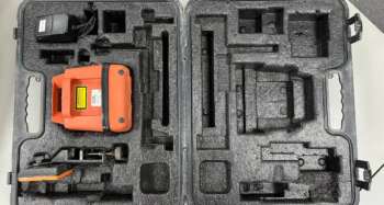 Refurbished QBL Powerlevel Goed werkende QBL Powerlevel met oplaadbare QL314 ontvanger. Zowel optisch als mechanisch in goede staat. Roodlicht Bouwlaser Werkbereik: 250 m met ontvanger Nivelleernauwkeurigheid: ± 1,0 mm/10m Stof- en spatwaterbescherming: IP 65 Elektrische voeding: Accupack Gebruiksduur: 70 h met accu Statiefschroefdraad: 5/8″ Projectie: Horizontaal Bijzonderheden: - Ontvanger is voorzien van een nieuwe accu, accu's laser zijn van 2022 Voor levering wordt het apparaat voorzien van een nieuwe keuring en certificaat. Er zit 6 maanden garantie op het instrument. Dit instrument wordt geleverd in een koffer met  ontvanger, baakklem, accu en lader.