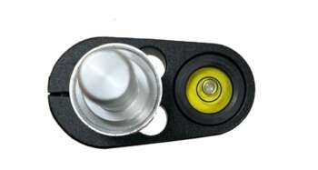 Prismapunt 115 mm Met deze uit aluminium vervaardigde prismapunt met een totale lentgte van 115mm kunt je met het prisma vlak boven de grond meten. Deze prismapunt is voorzien van een Leica koppeling en een doosniveau.