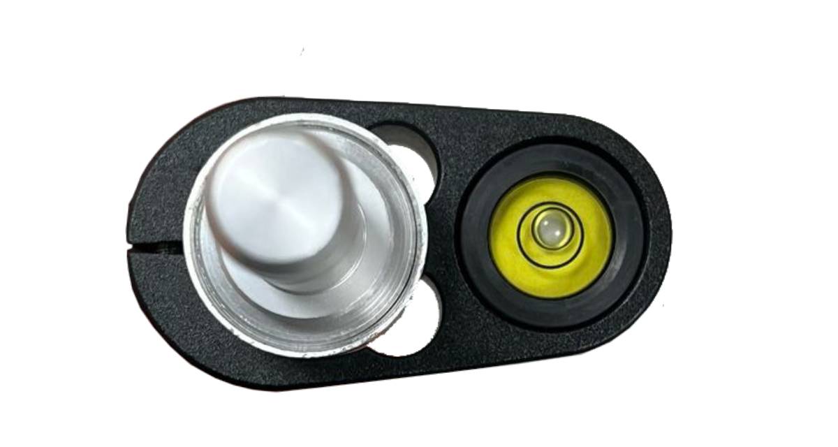 Prismapunt 115 mm Met deze uit aluminium vervaardigde prismapunt met een totale lentgte van 115mm kunt je met het prisma vlak boven de grond meten. Deze prismapunt is voorzien van een Leica koppeling en een doosniveau.