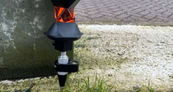 Prismapunt 115 mm Met deze uit aluminium vervaardigde prismapunt met een totale lentgte van 115mm kunt je met het prisma vlak boven de grond meten. Deze prismapunt is voorzien van een Leica koppeling en een doosniveau.