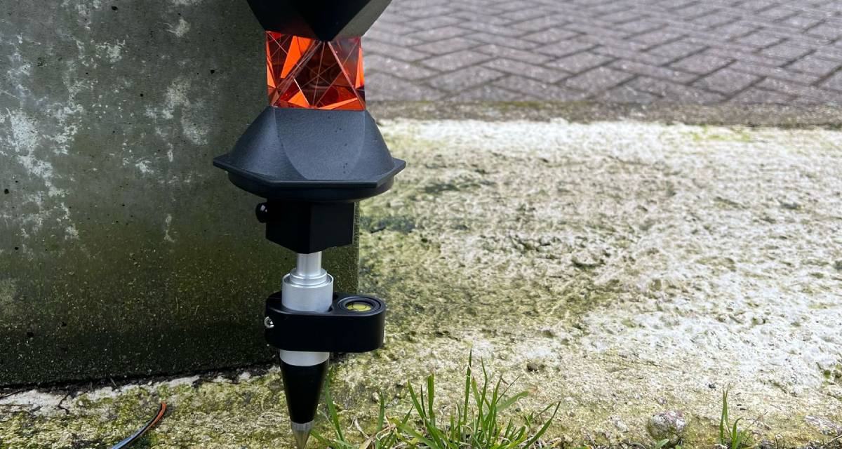 Prismapunt 115 mm Met deze uit aluminium vervaardigde prismapunt met een totale lentgte van 115mm kunt je met het prisma vlak boven de grond meten. Deze prismapunt is voorzien van een Leica koppeling en een doosniveau.