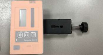 Gebruikte Quante / QBL QL312-314 baakklem (metaal) Passend op o.a.: Quante / QBL QL312 en QL314 Levering: 1 stuks baakklem Het klem op de foto kan afwijken van de geleverde klem hier hebben wij er meerdere van liggen. De vorige eigenaar heeft geen kenmerk in de klem gegraveerd. Alle klemmen zijn getest en werken naar behoren.