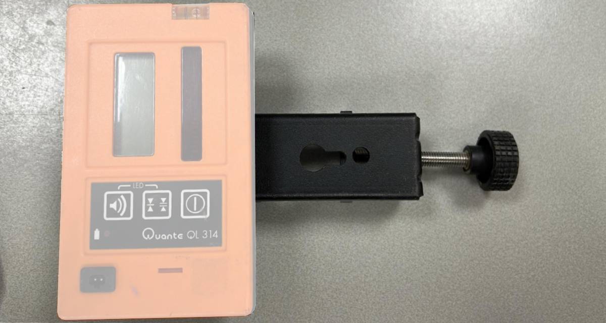 Gebruikte Quante / QBL QL312-314 baakklem (metaal) Passend op o.a.: Quante / QBL QL312 en QL314 Levering: 1 stuks baakklem Het klem op de foto kan afwijken van de geleverde klem hier hebben wij er meerdere van liggen. De vorige eigenaar heeft geen kenmerk in de klem gegraveerd. Alle klemmen zijn getest en werken naar behoren.