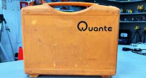 QBL / Quante QL200 serie koffer Passend op de QBL / Quante QL205 / QL210, QL250 serie B grade product: Koffer in zeer goede staat, sloten zijn goed, weinig gebruikssporen. Het model op de foto kan afwijken van de geleverde ontvanger, wij hebben hiervan meerdere van op voorraad. Wilt u er meerdere hebben? Vraag dan het actuele aantal op via telefoon, whatsapp of mail.