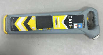 Refurbished Radio Detection C.A.T 4+ kabelzoeker met diepte indicatie Diepte indicatie De Radiodetection C.A.T4+ kan i.c.m. een signaalgenerator ook een diepte indicatie geven van de leidingen en kabels. Zo weet je waar je van te voren of je met een schep of een graafmachine moet gaan graven, hierdoor weet je waar je aan toe bent. Meetdiepte stroom 3m Meetdiepte radio 2m Meetdiepte generator 4m Meetdiepte sonde 7m Diepte indicatie Ja, uitsluitend i.c.m. signaalgenerator Nauwkeurigheid diepte ± 5% (0,1m tot 3m), ± 5% (Gebruik Sonde 0,1m tot 7m) voor levering wordt het apparaat voorzien van een nieuwe keuring en certificaat. Er zit 3 maanden garantie op het instrument.