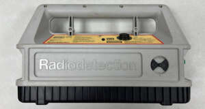 Refurbished Radiodetection RD400 STx 33kHz signaalgenerator Een signaalgenerator wordt gebruikt bij kabelzoekers om een sterker en duidelijker signaal te creëren, wat de precisie bij het lokaliseren van kabels verbetert. Het helpt ook bij het detecteren van diepere kabels en minimaliseert interferentie van andere elektrische signalen. Dit maakt het mogelijk om kabels effectief te vinden in complexe omgevingen met meerdere leidingen. Zendfrequentie 33 kHz voor levering wordt het apparaat voorzien van een nieuwe keuring en certificaat. Er zit 3 maanden garantie op het instrument.