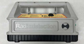 Refurbished Radiodetection RD400 STx 33kHz signaalgenerator Een signaalgenerator wordt gebruikt bij kabelzoekers om een sterker en duidelijker signaal te creëren, wat de precisie bij het lokaliseren van kabels verbetert. Het helpt ook bij het detecteren van diepere kabels en minimaliseert interferentie van andere elektrische signalen. Dit maakt het mogelijk om kabels effectief te vinden in complexe omgevingen met meerdere leidingen. Zendfrequentie 33 kHz voor levering wordt het apparaat voorzien van een nieuwe keuring en certificaat. Er zit 3 maanden garantie op het instrument.