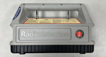 Refurbished Radiodetection RD400 STx 33kHz signaalgenerator Een signaalgenerator wordt gebruikt bij kabelzoekers om een sterker en duidelijker signaal te creëren, wat de precisie bij het lokaliseren van kabels verbetert. Het helpt ook bij het detecteren van diepere kabels en minimaliseert interferentie van andere elektrische signalen. Dit maakt het mogelijk om kabels effectief te vinden in complexe omgevingen met meerdere leidingen. Zendfrequentie 33 kHz voor levering wordt het apparaat voorzien van een nieuwe keuring en certificaat. Er zit 3 maanden garantie op het instrument.