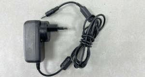 Originele gebruikte lader voor de Levelfix 860 serie roterende laser, getoond op een witte achtergrond.