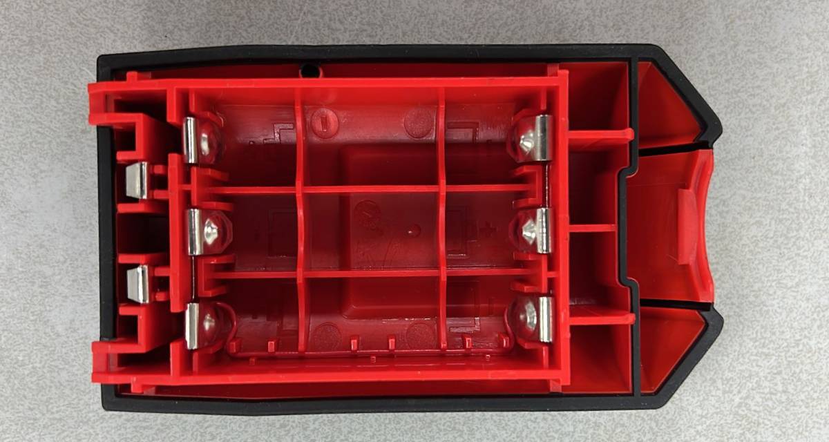 Gebruikte Leica Lino L2/L6 batterijhuis Bijzonderheden: Het model op de foto kan afwijken, wij hebben hiervan meerdere van op voorraad. Batterijhouders zijn geheel nagekeken en waar nodig een laadconnector en/of schakelaar vervangen. Lichte gebruikssporen, werking is getest. 3 maanden garantie.