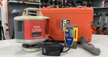 Sokkia LP30 horizontale rotatielaser Gebruikte Sokkia LP30 vlaklaser met Spectra HR350 ontvanger. Zowel optisch als mechanisch in redelijke staat.