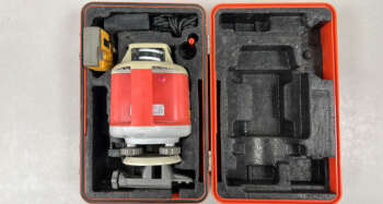 Sokkia LP30 horizontale rotatielaser Gebruikte Sokkia LP30 vlaklaser met Spectra HR350 ontvanger. Zowel optisch als mechanisch in redelijke staat.