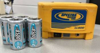 Gebruikte Spectra LL500 batterijhuis Bijzonderheden: Het model op de foto kan afwijken, wij hebben hiervan meerdere van op voorraad. Batterijhouders zijn geheel nagekeken en waar nodig een laadconnector en/of schakelaar vervangen. Wilt u er meerdere hebben? Vraag dan het actuele aantal op via telefoon, whatsapp of mail. A grade product: Lichte gebruikssporen, werking is getest. Vorige eigenaar kan een kenmerken op het batterijpack hebben gegraveerd. 3 maanden garantie. Optioneel geleverd incl. passende 4 x D-cel oplaadbare NimH batterij