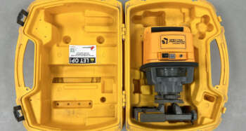 Refurbished Spectra LP500C Goed werkende Spectra LP500C incl. HR550 ontvanger, koffer en lader. Zowel optisch als mechanisch in goede staat. Roodlicht Bouwlaser Werkbereik: 400 m met ontvanger Nivelleernauwkeurigheid: ± 0,5 mm/10m Stof- en spatwaterbescherming: IP 54 Elektrische voeding: Accupack Gebruiksduur: 30 h met accu Statiefschroefdraad: 5/8″ Projectie: Horizontaal Bijzonderheden: - Voor levering wordt het apparaat voorzien van een nieuwe keuring en certificaat. Er zit 6 maanden garantie op het instrument.