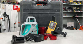 Refurbished Sokkia/Triax EL400HV horizontaal/verticaal  (af)bouwlaser Goed werkende Sokkia/Triax EL400HV met nieuwe ontvanger. Zowel optisch als mechanisch in redelijk goede staat. Roodlicht Afbouwlaser Werkbereik: 300 m met ontvanger Nivelleernauwkeurigheid: ± 1 mm/10m Elektrische voeding: Accupack Gebruiksduur: 60 h met accu Statiefschroefdraad: 5/8″ Projectie: Horizontaal, verticaal Bijzonderheden: Kenmerk op laser, nieuwe ontvanger Voor levering wordt het apparaat voorzien van een nieuwe keuring en certificaat. Er zit 6 maanden garantie op het instrument. Dit instrument wordt geleverd in een koffer met (nieuwe) ontvanger, baakklem, batterijhouder, accu, lader, laserbril en doelschijf.