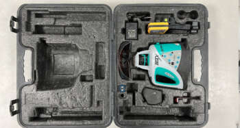 Refurbished Sokkia/Triax EL400HV horizontaal/verticaal  (af)bouwlaser Goed werkende Sokkia/Triax EL400HV met nieuwe ontvanger. Zowel optisch als mechanisch in redelijk goede staat. Roodlicht Afbouwlaser Werkbereik: 300 m met ontvanger Nivelleernauwkeurigheid: ± 1 mm/10m Elektrische voeding: Accupack Gebruiksduur: 60 h met accu Statiefschroefdraad: 5/8″ Projectie: Horizontaal, verticaal Bijzonderheden: Kenmerk op laser, nieuwe ontvanger Voor levering wordt het apparaat voorzien van een nieuwe keuring en certificaat. Er zit 6 maanden garantie op het instrument. Dit instrument wordt geleverd in een koffer met (nieuwe) ontvanger, baakklem, batterijhouder, accu, lader, laserbril en doelschijf.