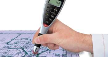 Meetmogelijkheden: De Scale master Pro curvimeter van Calculated Industries is het ideale hulpmiddel voor het meten van kaarten en plannen op elke schaal: Selecteer de schaal die overeenkomt met uw plannen, Rol het instrument over de lijnen, en de meting wordt direct weergegeven. Nauwkeurigheid van +/- 0,25%, resolutie van 1,0 mm. Er zijn 111 ingebouwde schaalfactoren en honderden door de gebruiker gedefinieerde schaalfactoren beschikbaar. Alle meest voorkomende meeteenheden zijn beschikbaar. Bereken automatische schaalfactoren van verkleinde, vergrote of atypisch geschaalde tekeningen. Bereken direct oppervlakten en volumes. U kunt afstanden optellen, aftrekken of vaste afstanden toevoegen. Metingen worden gegeven in km, m, cm, voet, yards, mijlen of inches. De Scale Master Pro-curvimeter wordt automatisch uitgeschakeld, waardoor de levensduur van de batterij wordt verlengd Reparatie en kalibratie: Ieder meetinstrument, van puntlaser tot totalstation wordt voor levering volledig door ons nagekeken en krijgt het apparaat een eindkalibratie voordat deze opgehaald of verzonden wordt. Mocht het product af fabriek komen, dan verricht de fabriek volgens onze afspraken deze controle en eindkalibratie. Reparaties en kalibraties worden in onze eigen servicecenter gedaan. Hierdoor kunnen wij de hoogste kwaliteit leveren.