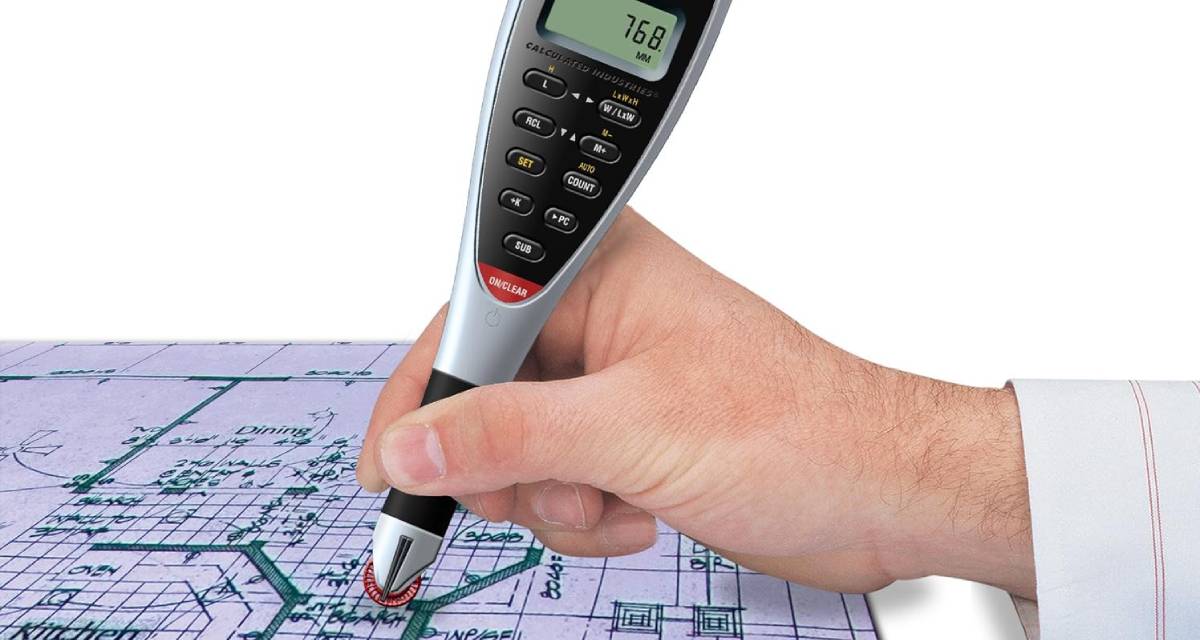 Meetmogelijkheden: De Scale master Pro curvimeter van Calculated Industries is het ideale hulpmiddel voor het meten van kaarten en plannen op elke schaal: Selecteer de schaal die overeenkomt met uw plannen, Rol het instrument over de lijnen, en de meting wordt direct weergegeven. Nauwkeurigheid van +/- 0,25%, resolutie van 1,0 mm. Er zijn 111 ingebouwde schaalfactoren en honderden door de gebruiker gedefinieerde schaalfactoren beschikbaar. Alle meest voorkomende meeteenheden zijn beschikbaar. Bereken automatische schaalfactoren van verkleinde, vergrote of atypisch geschaalde tekeningen. Bereken direct oppervlakten en volumes. U kunt afstanden optellen, aftrekken of vaste afstanden toevoegen. Metingen worden gegeven in km, m, cm, voet, yards, mijlen of inches. De Scale Master Pro-curvimeter wordt automatisch uitgeschakeld, waardoor de levensduur van de batterij wordt verlengd Reparatie en kalibratie: Ieder meetinstrument, van puntlaser tot totalstation wordt voor levering volledig door ons nagekeken en krijgt het apparaat een eindkalibratie voordat deze opgehaald of verzonden wordt. Mocht het product af fabriek komen, dan verricht de fabriek volgens onze afspraken deze controle en eindkalibratie. Reparaties en kalibraties worden in onze eigen servicecenter gedaan. Hierdoor kunnen wij de hoogste kwaliteit leveren.