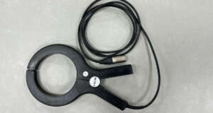 Refurbished Signaalklem 105mm Met de C.Scope signaalklem is het zoeken van specifieke leidingen en kabels zeer exact mogelijk. Zelfs kabels en leidingen weke normaliter moeilijk te vinden of bereikbaar zijn of als er veel kabels bij elkaar liggen. De signaalklem van C.scope is een bewezen zeer effectieve manier om deze kabels en leidingen op te sporen. De C.Scope Signaalklem is te bevestigen op de C.Scope signaalzender SGA3 en 4 / SGV3 en 4, Radiodetection Genny4 en Leica DA220/230 en heeft een binnendiameter signaalklem: 105mm. Er zit 1 maand garantie op de klem.