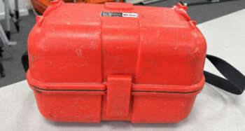 Gebruikte Sokkia B30 koffer Passend op de Sokkia B20/30/40 en Topcon ATB3, ATB4 B+ grade product: Koffer in goede staat, slot is goed, met gebruikssporen. Het model op de foto kan afwijken van de geleverde ontvanger, wij hebben hiervan meerdere van op voorraad. Wilt u er meerdere hebben? Vraag dan het actuele aantal op via telefoon, whatsapp of mail.