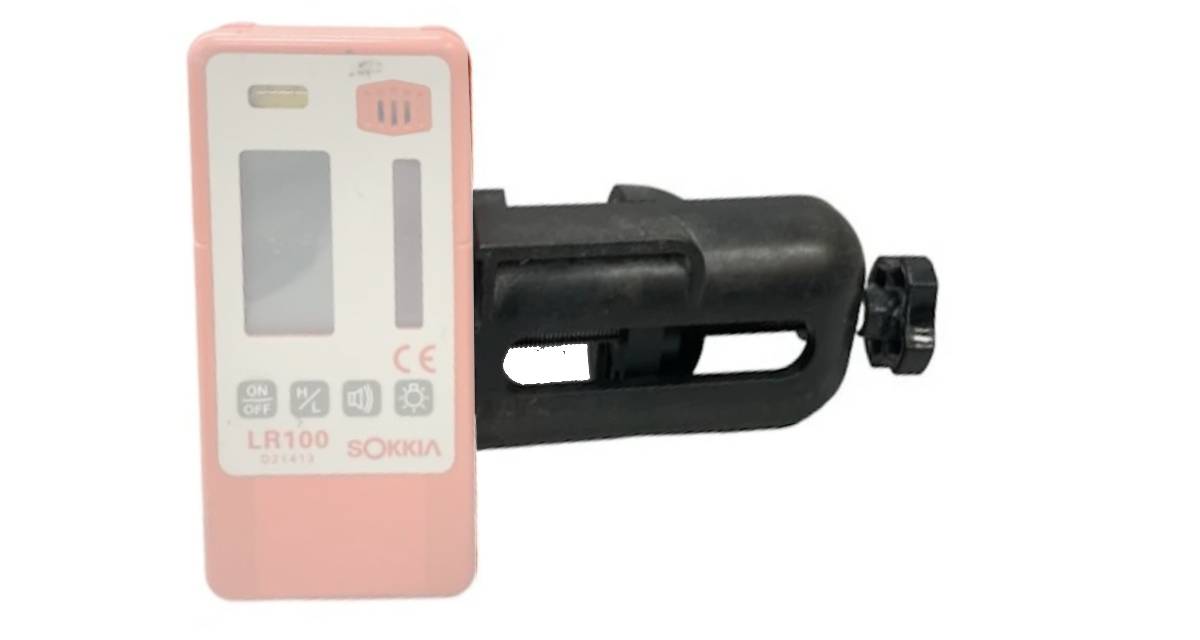 Gebruikte Sokkia LPC4 baakklem Passend op o.a.: Sokkia LR100 handontvanger Levering: 1 stuks baakklem Het klem op de foto kan afwijken van de geleverde klem hier hebben wij er meerdere van liggen. De vorige eigenaar heeft geen kenmerk in de klem gegraveerd. Alle klemmen zijn getest en werken naar behoren.