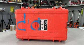 Gebruikte Sokkia DT510 koffer Passend o.a. op de Sokkia DT510A B grade product: Koffer heeft gebruikssporen en blauwe letters op de koffer, inlay in koffer nog erg netjes. Het model op de foto kan afwijken, wij hebben hiervan meerdere van op voorraad. Wilt u er meerdere hebben?  Vraag dan het actuele aantal op via telefoon, whatsapp of mail.