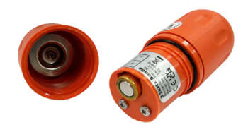 Sonde 33kHz werkend op Radiodetection/C.Scope Hij is klein, torpedovormig en hermetisch afgesloten, waardoor hij ideaal is voor plaatsing in niet-metalen buizen zoals rioleringen, afvoeren en kunststof gas- en waterleidingen. Hij kan op het uiteinde van een afvoerstang worden geschroefd en vervolgens in een leiding worden gestoken. De C. Scope YIRS-33 Sonde kan worden gebruikt met elke kabelzoeker welke in generator-/zendermodus (33kHz) staat om leidingen op te sporen en/of verstoppingen op te sporen. Afhankelijk van het gebruikte type kabelopspoorsysteem en de omstandigheden ter plaatse, kan de C. Scope YIRS-33 Sonde verstoppingen in leidingen vinden tot een diepte van 7 meter. De C. Scope YIRS-33 Sonde biedt een kosteneffectieve en eenvoudige oplossing voor het lokaliseren van verstoppingen in niet-metalen leidingen. Belangrijkste kenmerken Een batterijgevoede zender die een 33kHz signaal afgeeft tot 15 uur lang Klein, torpedovormig en hermetisch afgesloten Wordt op een afvoerstang geschroefd (M10) en vervolgens in een niet-metalen buis gevoerd, zoals riolen, afvoeren en kunststof gas- en waterleidingen worden gedaan Traceert niet-metalen leidingen en vindt verstoppingen Kan worden gebruikt om leidingen op te sporen en verstoppingen te vinden tot een diepte van 7 meter (afhankelijk van de omstandigheden en de gebruikte kabeldetector) Een kosteneffectieve en eenvoudige oplossing voor het opsporen van verstoppingen in niet-metalen leidingen